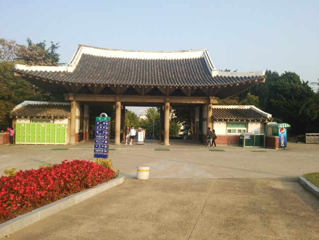 達城公園内から見た入口の門